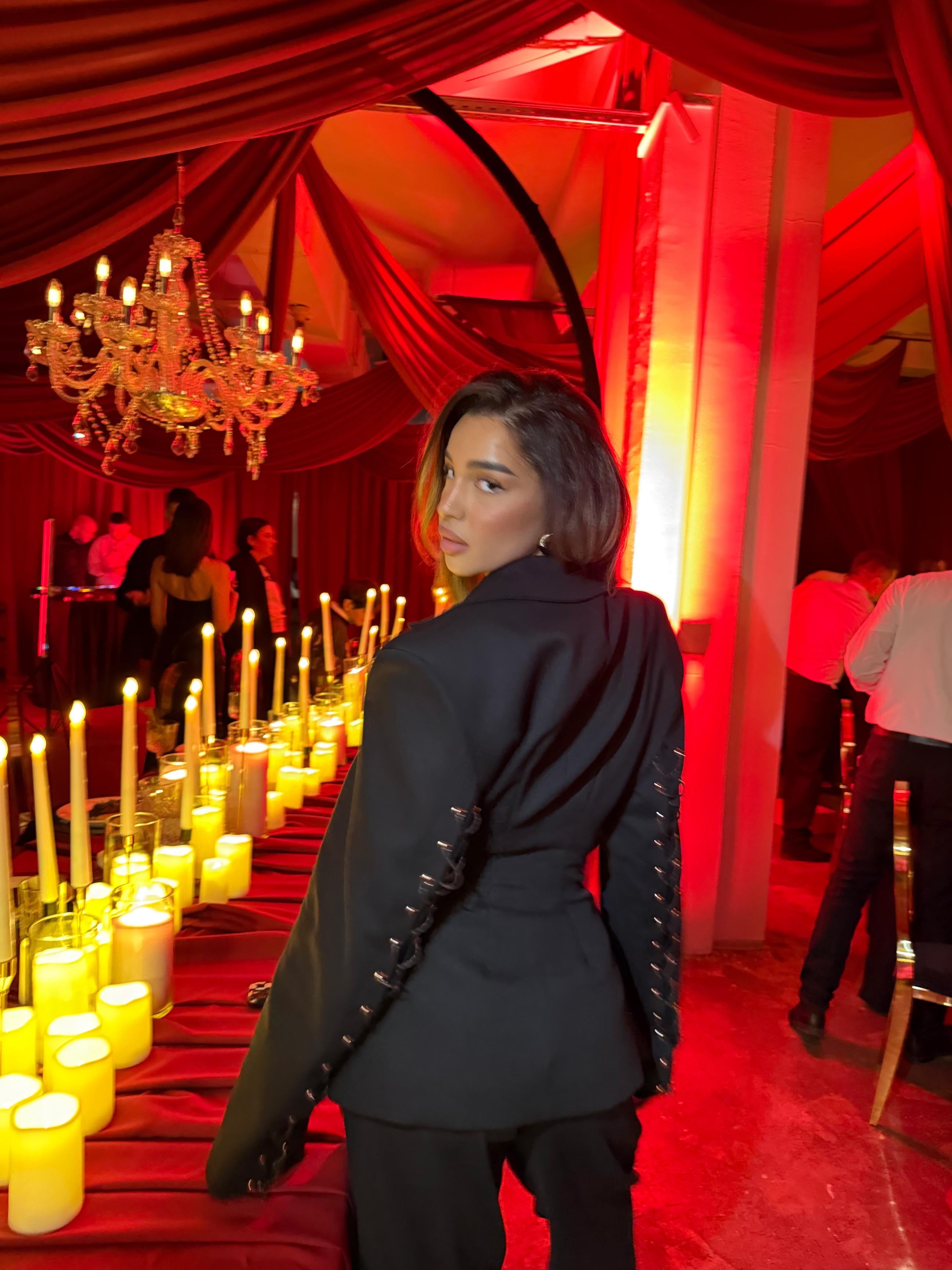 STRUKIRANO BERMUDA ODELO SA ZLATNIM NITNAMA