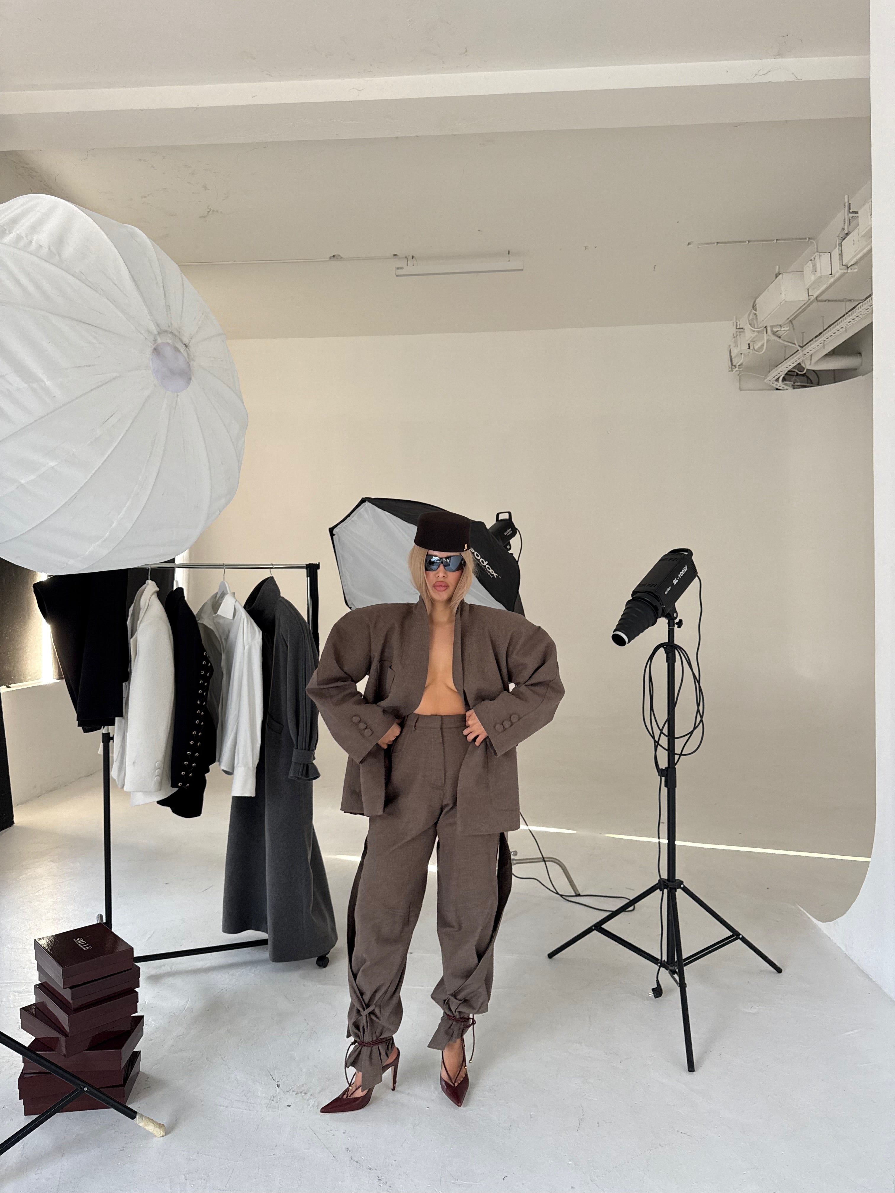 OVERSIZE ODELO SA ZLATNIM NITNAMA