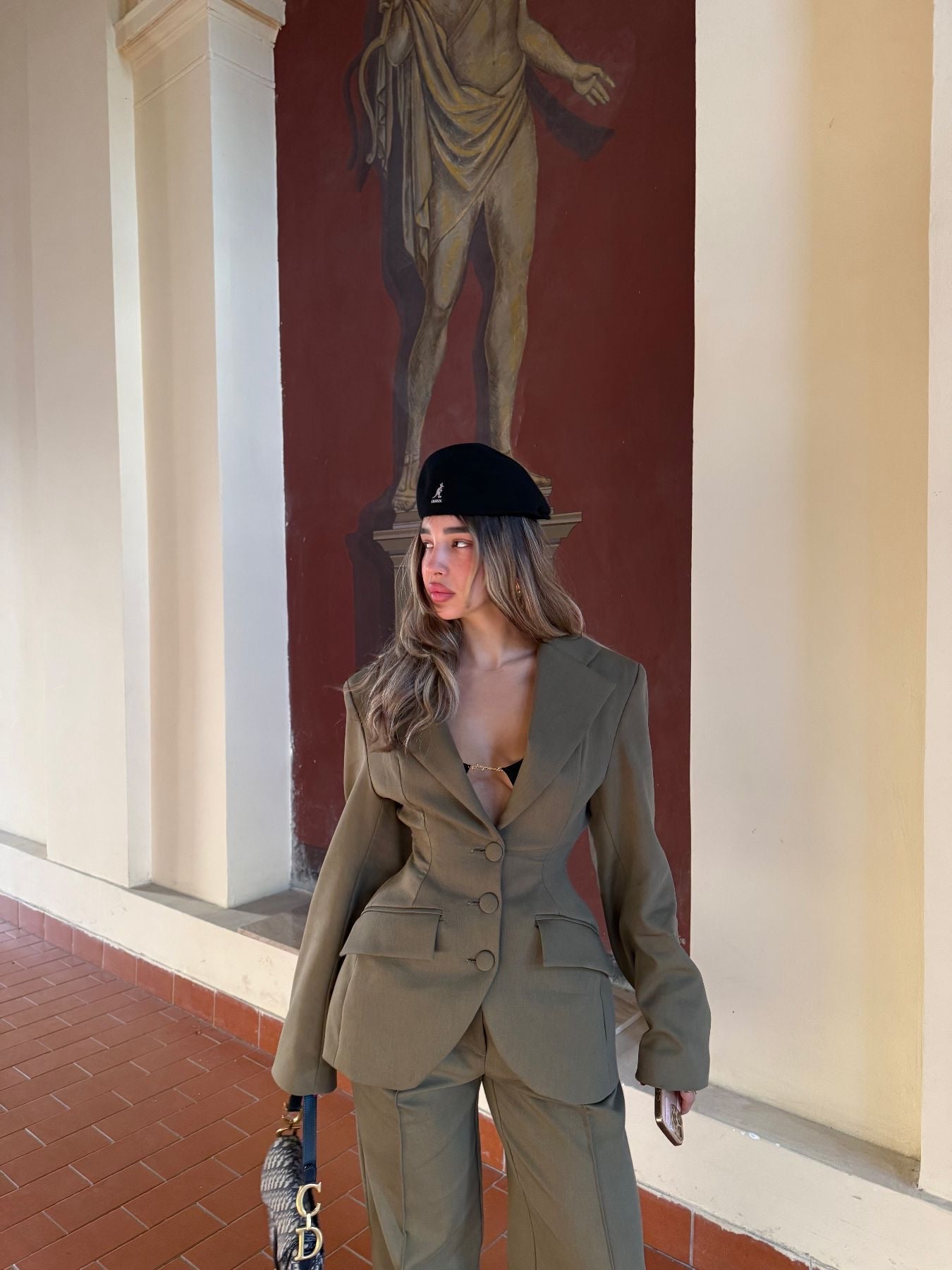 STRUKIRANI BLEJZER SA ZLATNIM DETALJIMA