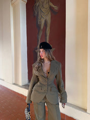 STRUKIRANI BLEJZER SA ZLATNIM DETALJIMA