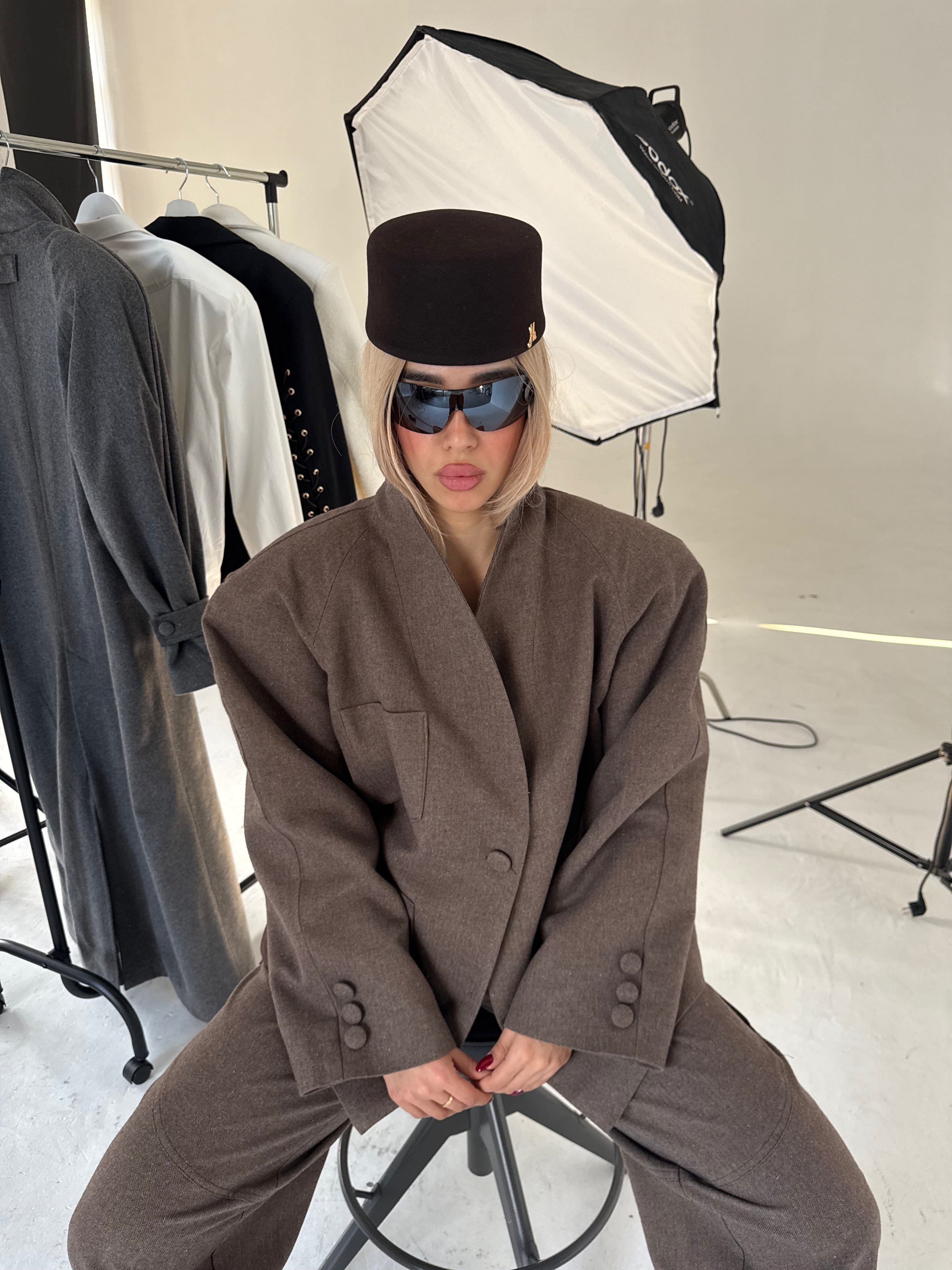 OVERSIZE ODELO SA ZLATNIM NITNAMA