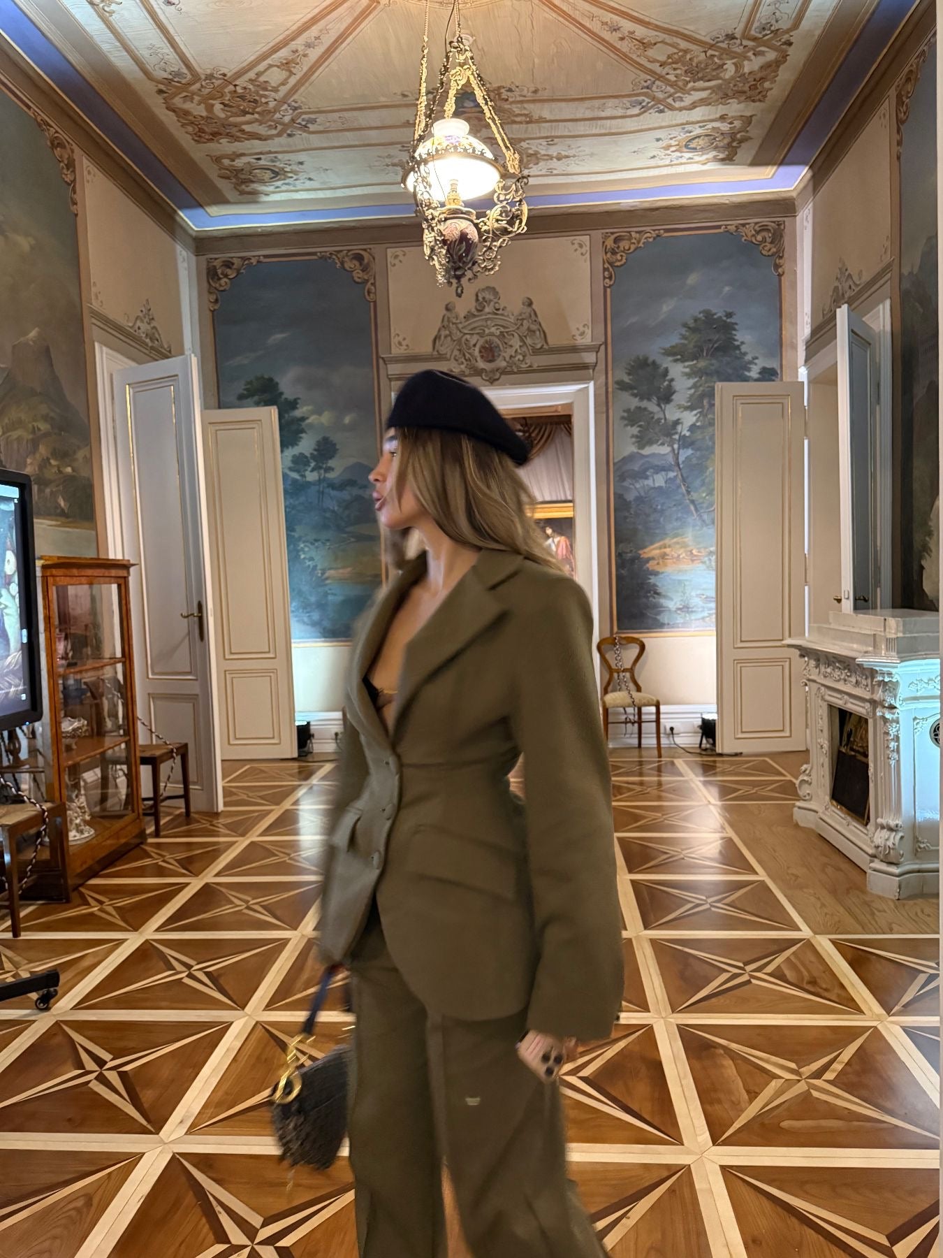STRUKIRANO ODELO SA ZLATNIM NITNAMA