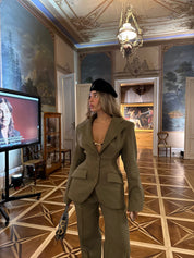 STRUKIRANI BLEJZER SA ZLATNIM DETALJIMA