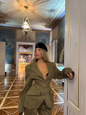 STRUKIRANI BLEJZER SA ZLATNIM DETALJIMA