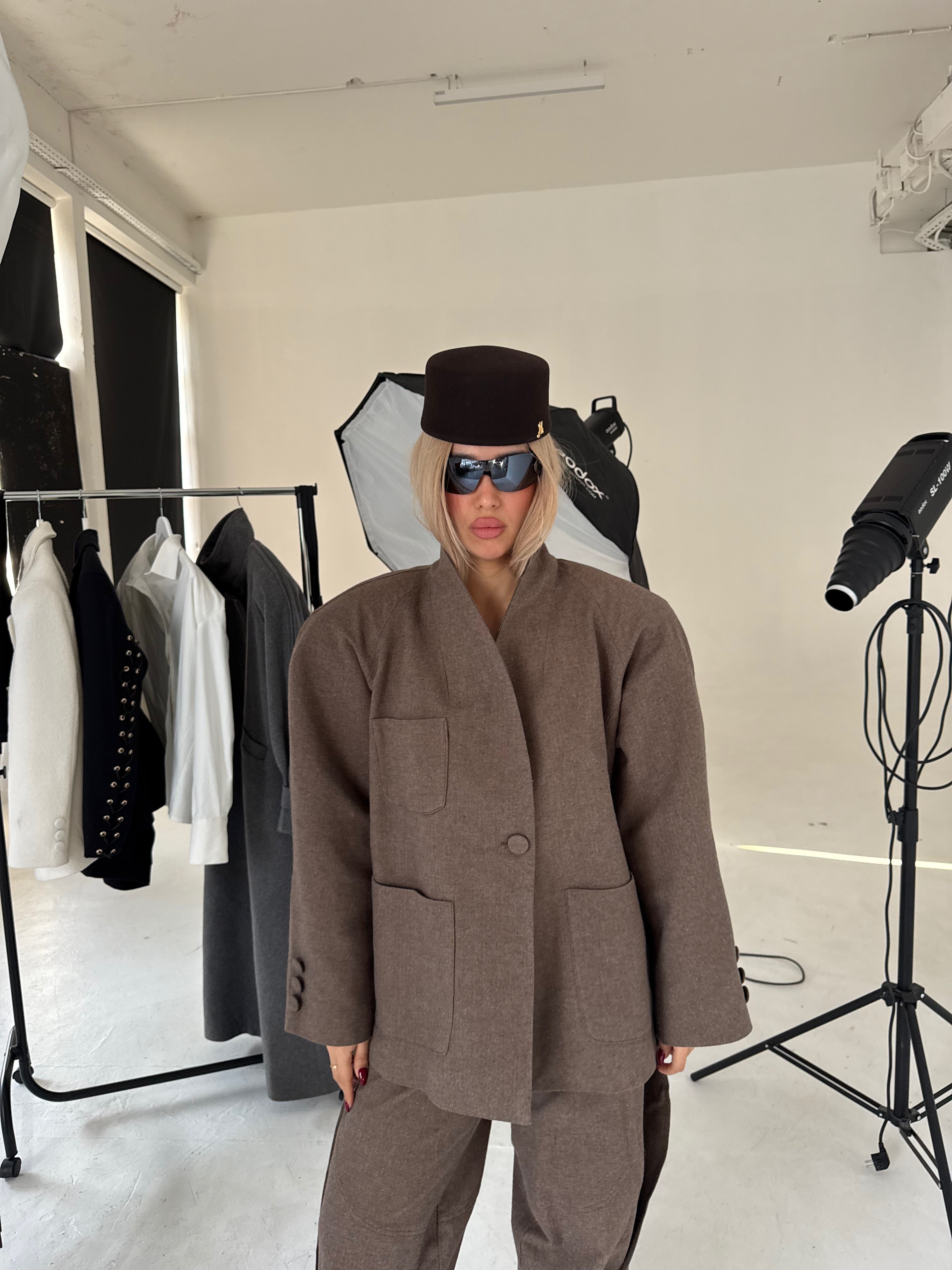 OVERSIZE ODELO SA ZLATNIM NITNAMA