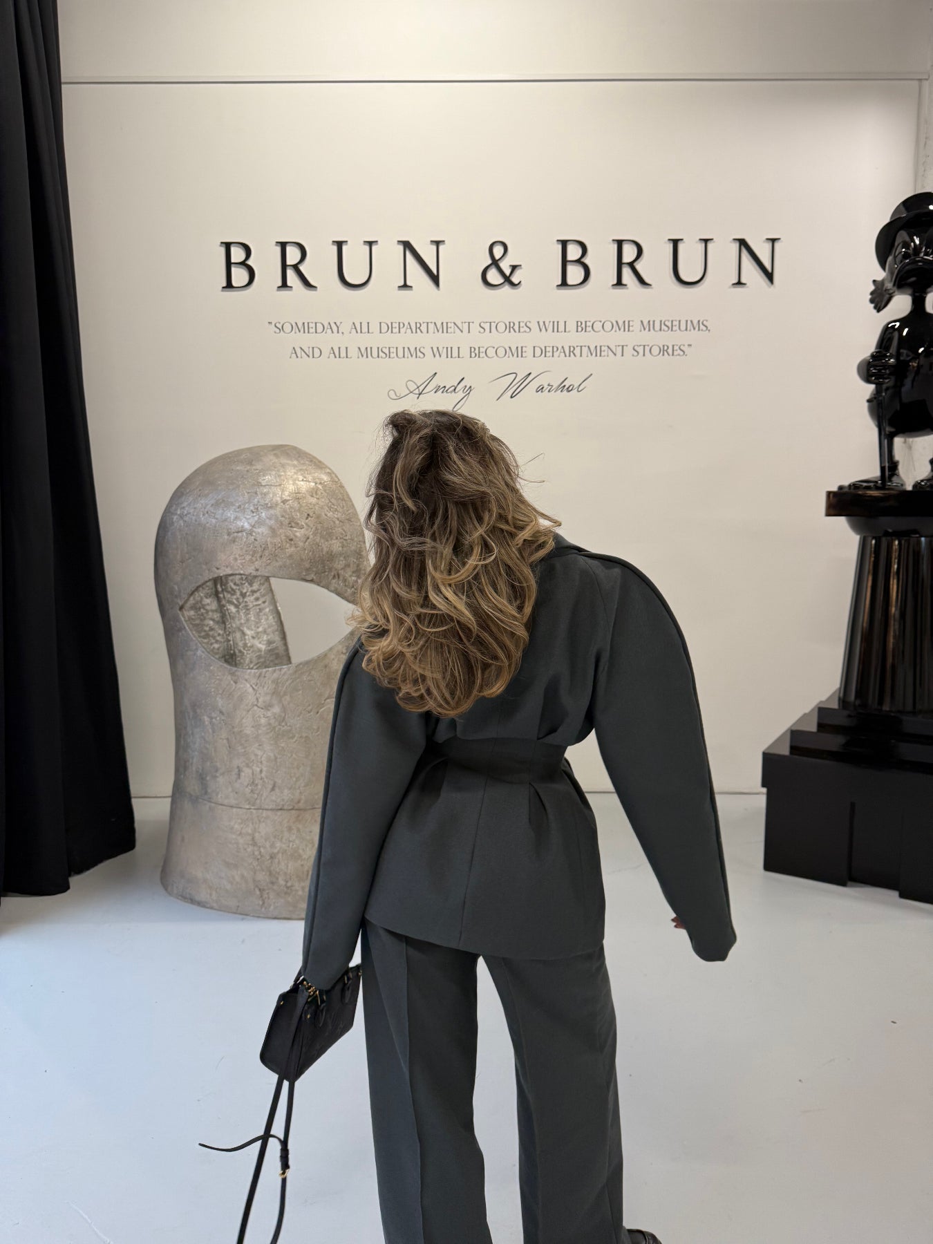 WAIST-DEFINING SUIT